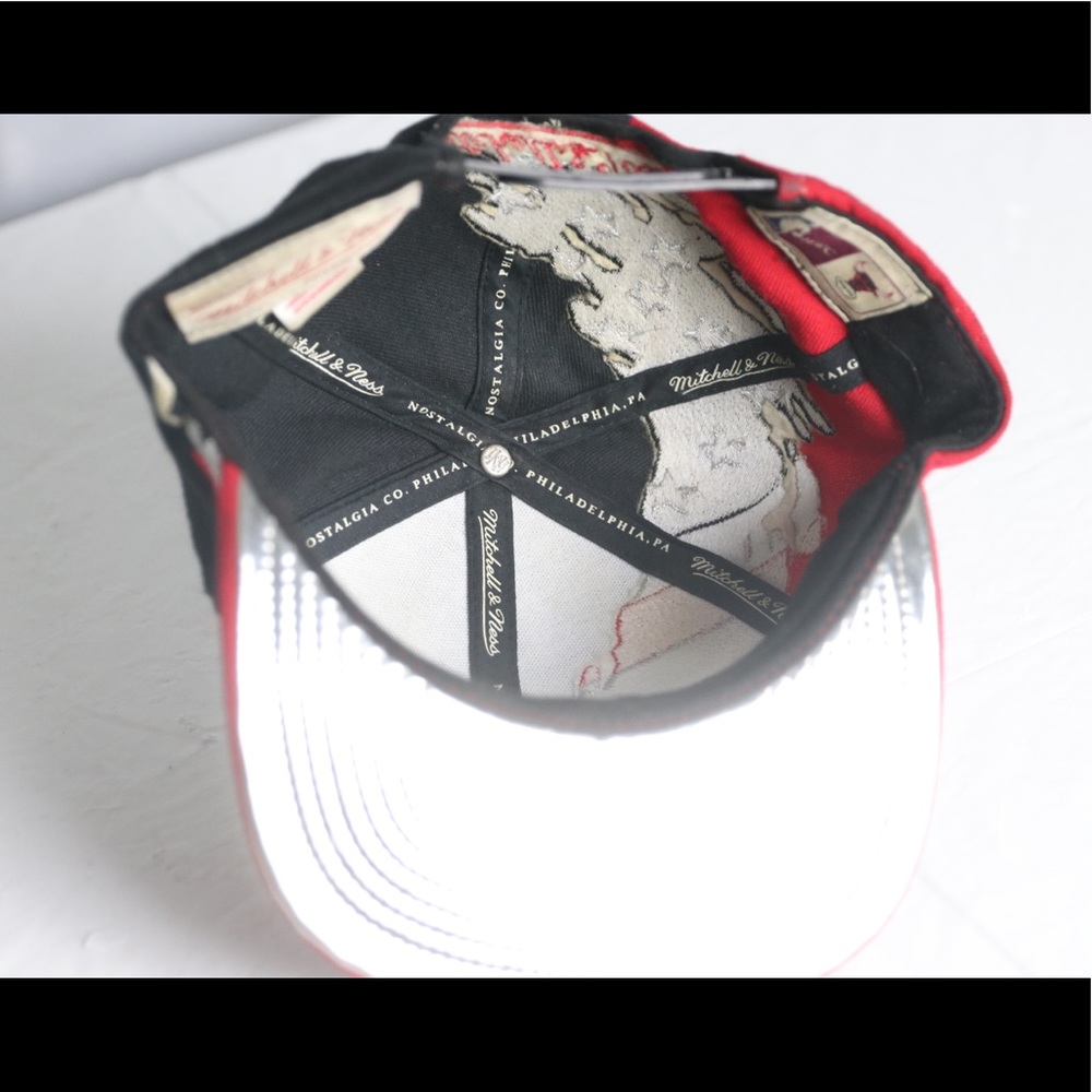 Chicago Bulls Mitchell & Ness adjustable Hat - Picture 8 of 9